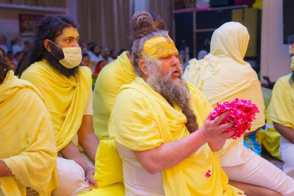 परम पूज्य परम आदरनीय श्री प्रेमानंद जी महाराज फूल चढ़ाते हुए।