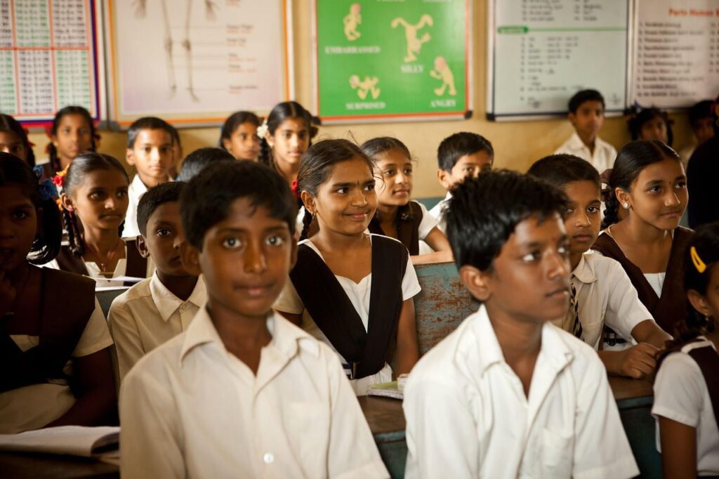 सरकारी स्कूल की कक्षा में पढ़ाई करते गरीब बच्चे, आरटीई योजना के तहत निशुल्क शिक्षा प्राप्त करते हुए