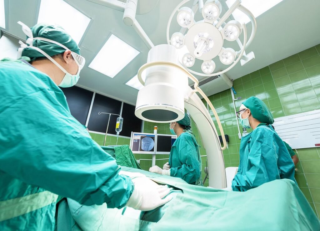 ऑपरेशन थिएटर में डॉक्टर मरीज का इलाज करते हुए – सरकारी अस्पताल की लापरवाही से मौतों की त्रासदी के बीच चिकित्सा व्यवस्था पर सवाल