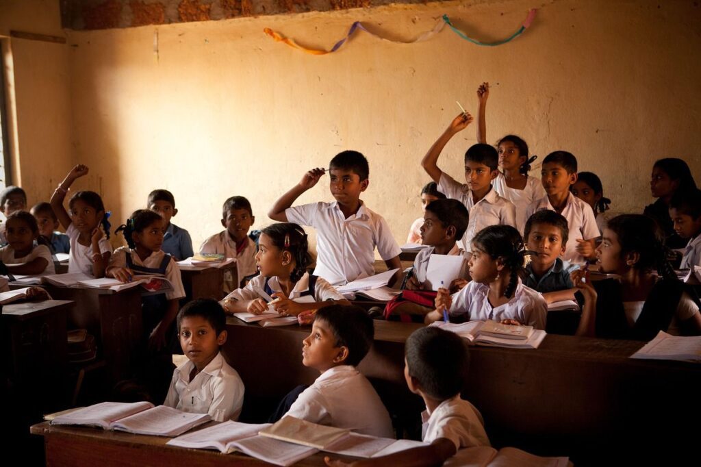 कक्षा में पढ़ते भारतीय स्कूली बच्चों की तस्वीर, आरटीई योजना के तहत शिक्षा लेते हुए