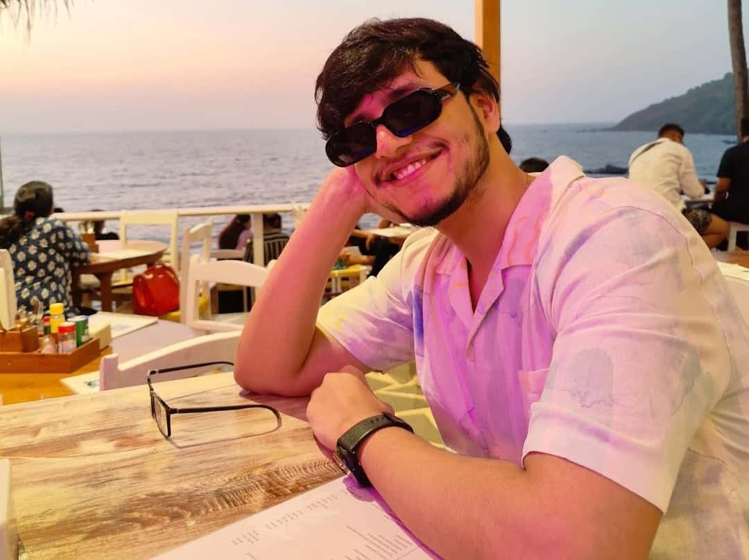 यूट्यूबर ट्रिगर्ड इंसान (निश्चय मल्हान), जो अपने रोस्टिंग और कमेंट्री वीडियो के लिए जाने जाते हैं।