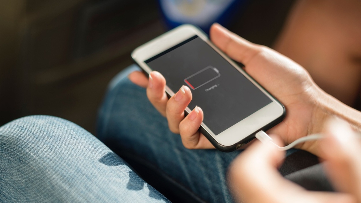 स्मार्टफोन की बैटरी जल्दी खत्म हो जाती है? एक्सपर्ट्स से जानें 7 असरदार टिप्स