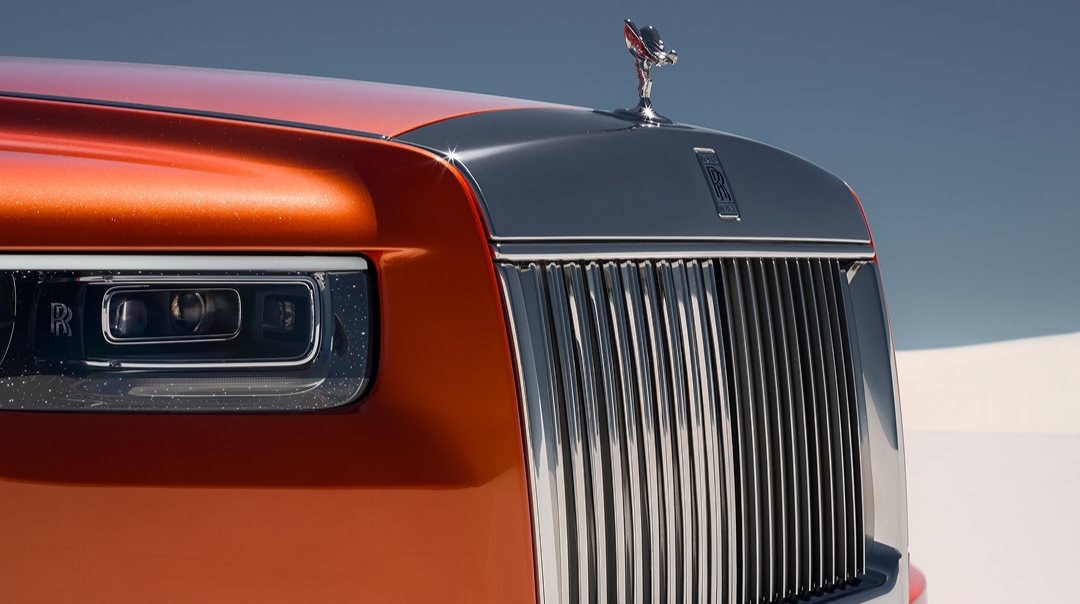 लग्जरी का प्रतीक रोल्स रॉयस कार का फ्रंट लुक - Sochvimarsh