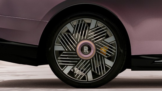 रोल्स रॉयस कार का पहिया जिसमें सीधा खड़ा हुआ RR लोगो साफ दिख रहा है।