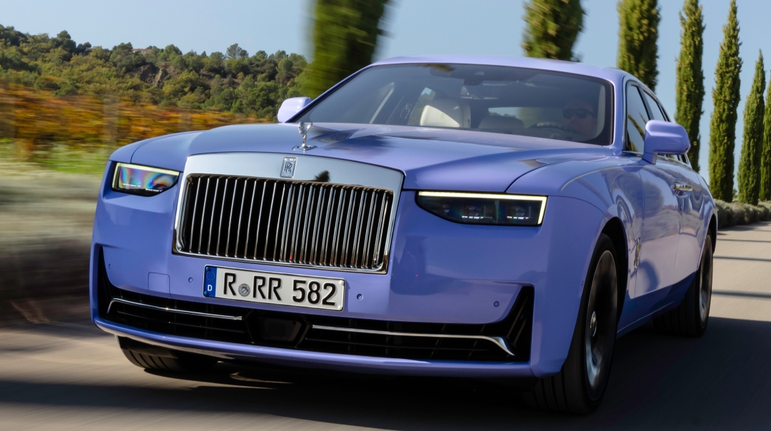 रोल्स रॉयस की 6 महीने चलने वाली लग्जरी पेंट जॉब और 45 किलो पेंट का रहस्य