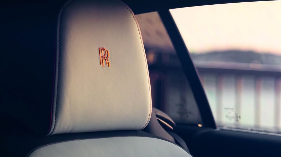 रोल्स रॉयस कार का आलीशान लेदर इंटीरियर और सीटें।