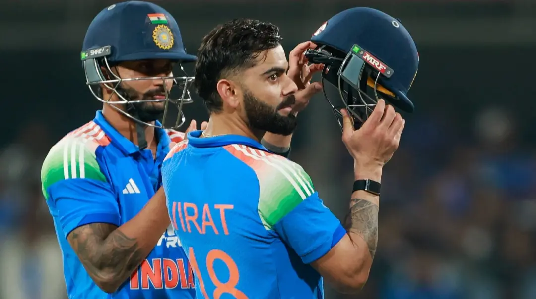 3rd ODI मैच में अर्धशतक पूरा करने के बाद बल्ला उठाते हुए आक्रामक विराट कोहली।