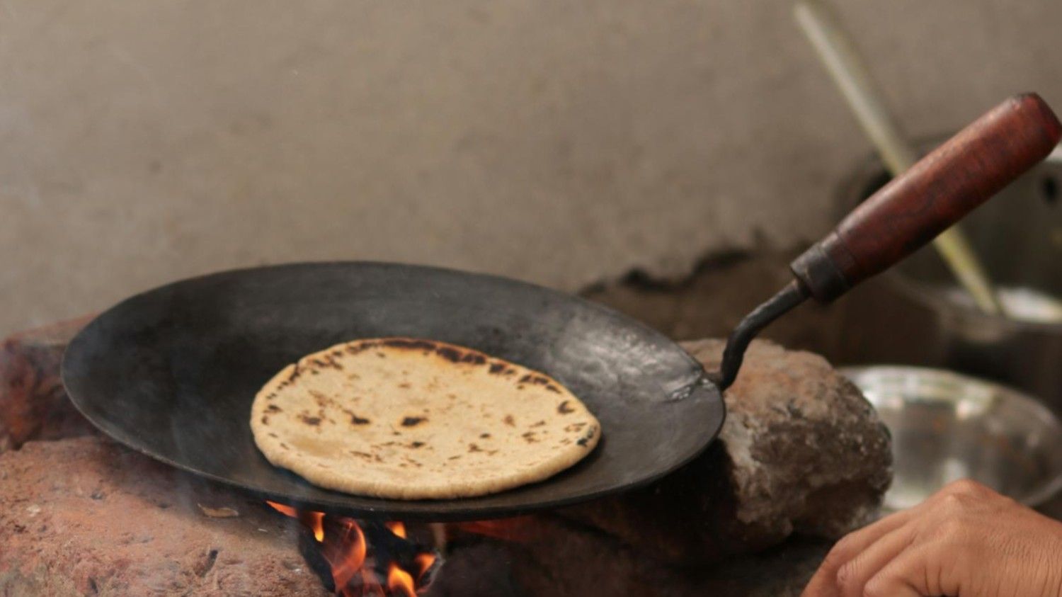 काले और चिपचिपे तवे को चमकाने का आसान घरेलू उपाय