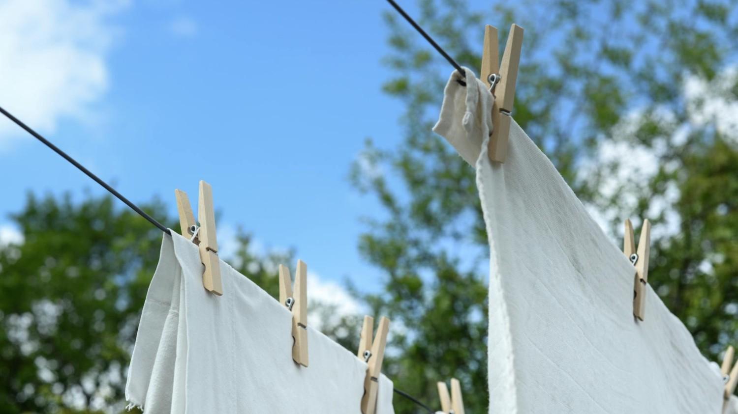 सफेद कपड़ों से पीले दाग हटाने के घरेलू उपाय और जादुई तरीके