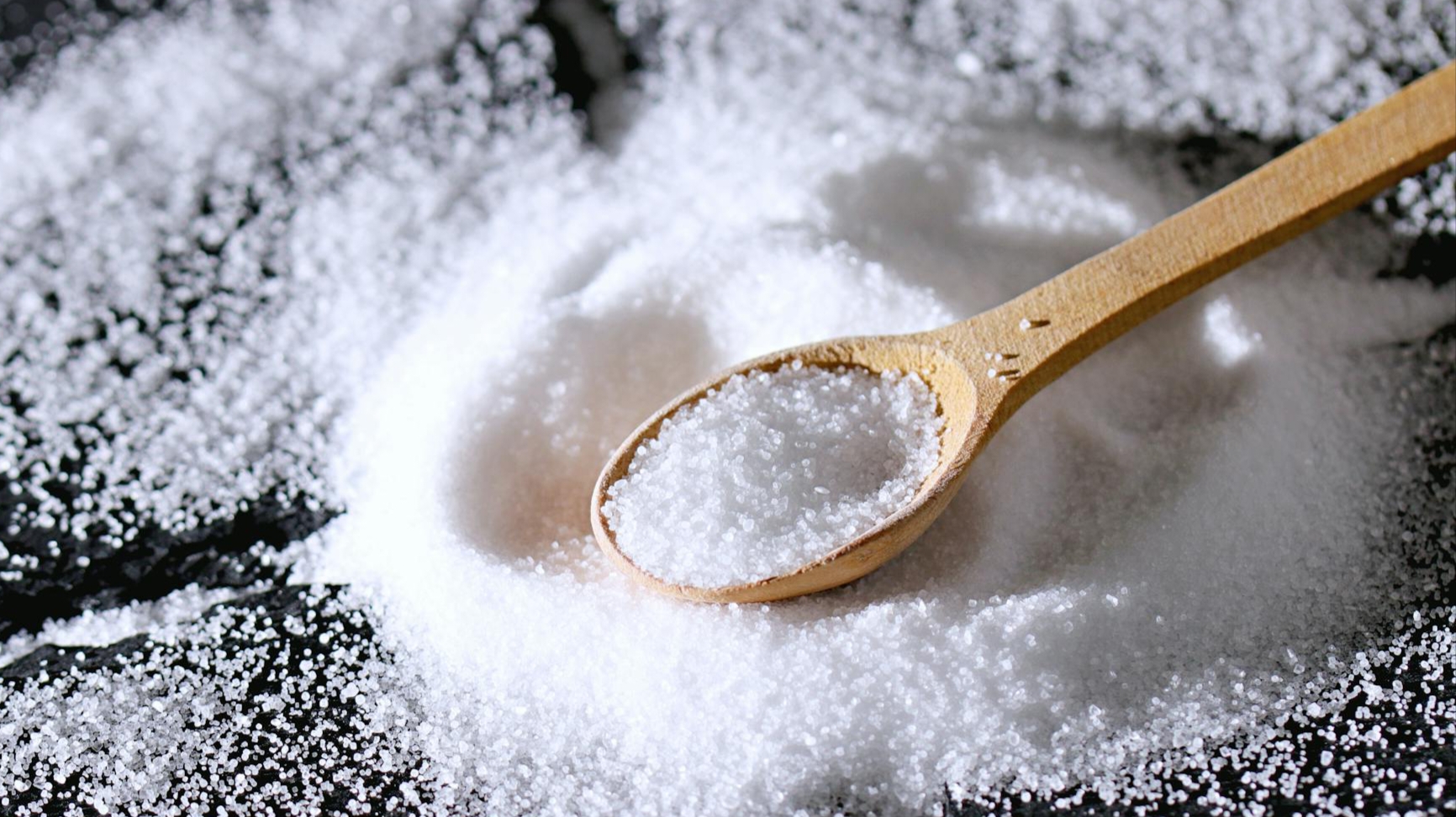 खाने में ऊपर से कच्चा नमक छिड़कने के गंभीर नुकसान और डॉक्टरों की चेतावनी