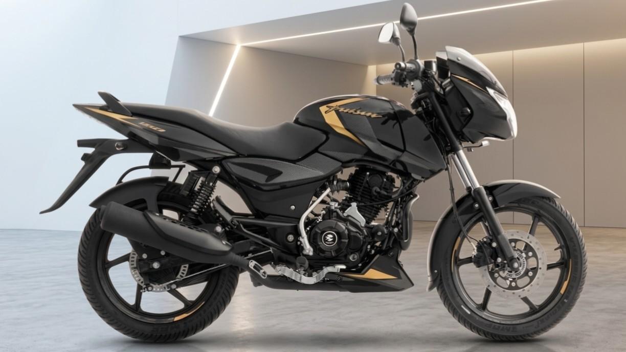 नई बजाज पल्सर 150 ब्लैक गोल्ड एडिशन का प्रीमियम साइड लुक और सुनहरे ग्राफिक्स।