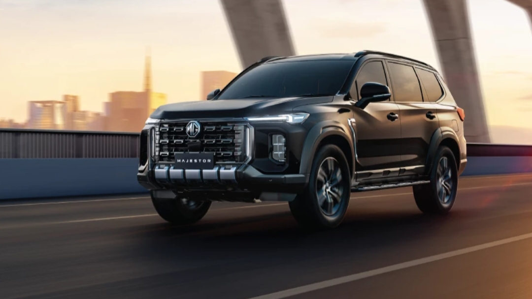 भारत में लॉन्च होने वाली नई MG Majestor 7-सीटर SUV का शानदार फ्रंट डिजाइन और LED हेडलाइट्स।