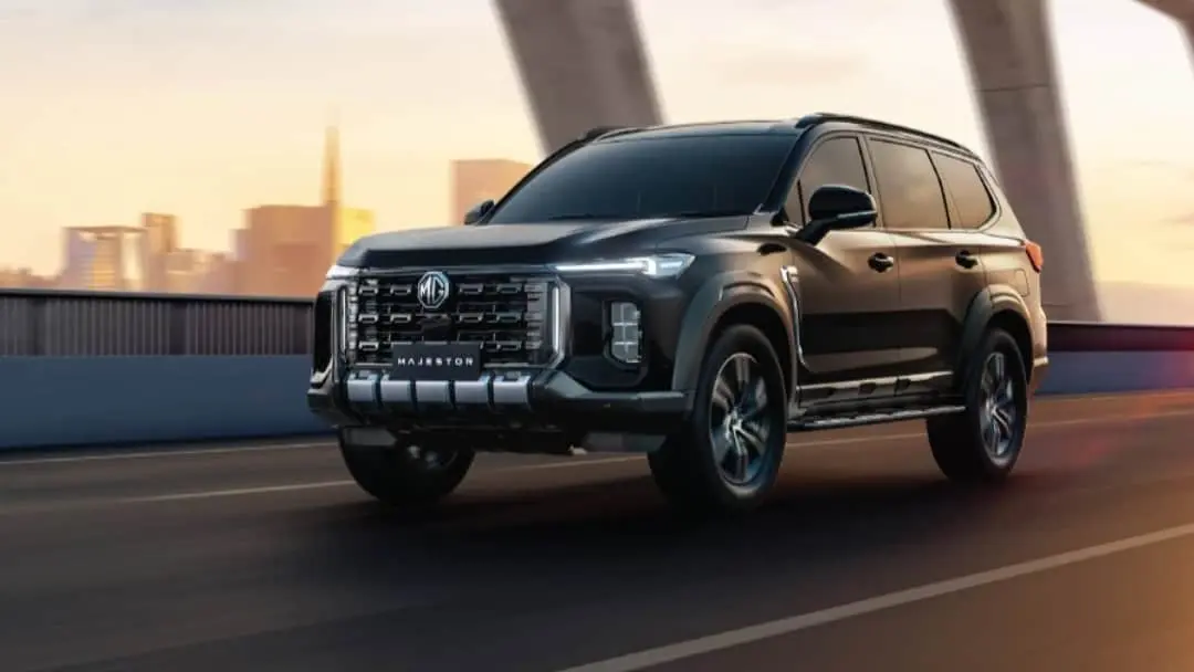 भारत में लॉन्च होने वाली नई MG Majestor 7-सीटर SUV का शानदार फ्रंट डिजाइन और LED हेडलाइट्स।